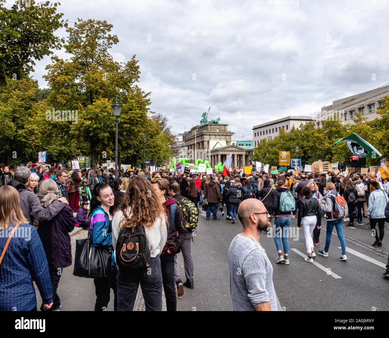 Berlin, Allemagne, la Porte de Brandebourg. 20 septembre 2019. Aujourd'hui, les gens participent à la grève du climat mondial dans plus de 150 pays et l'on pense que l'action sera la plus grande manifestation de l'environnement dans l'histoire. Les berlinois se sont réunies à la porte de Brandebourg à midi et la grande foule était composé de jeunes et moins jeunes, des gens de tous les milieux. La grève coïncide avec la réunion du Cabinet du Gouvernement allemand Banque D'Images