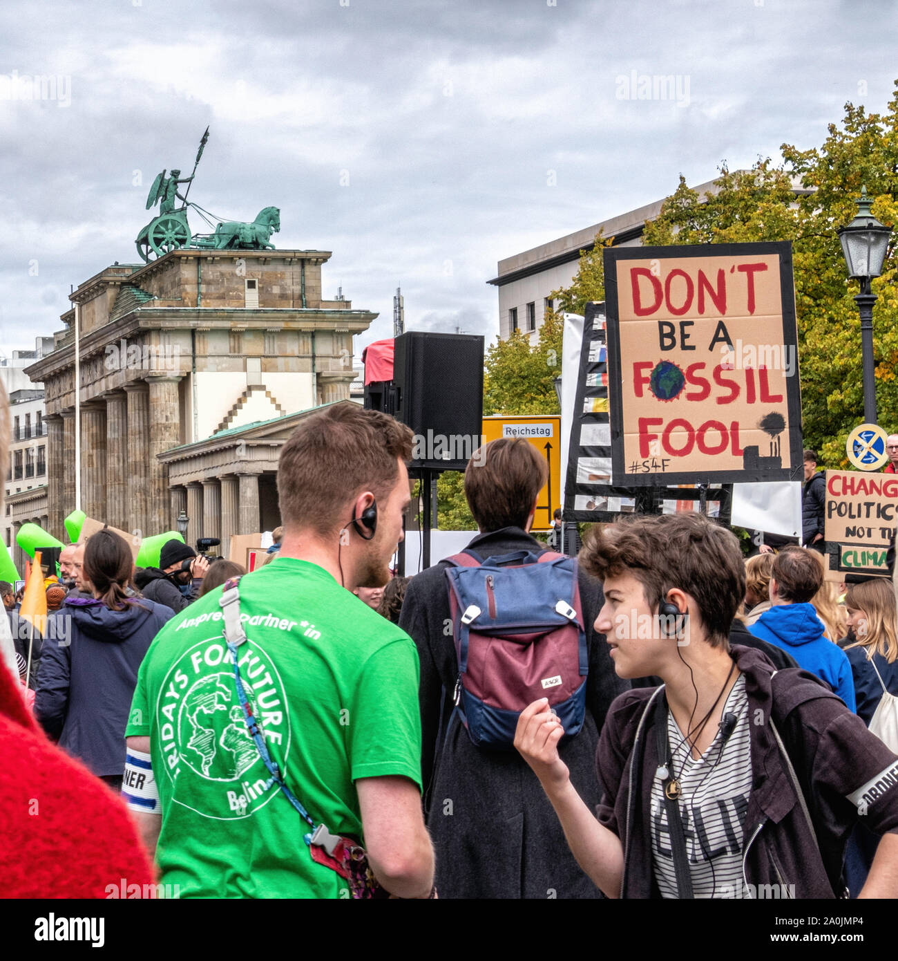 Berlin, Allemagne, la Porte de Brandebourg. 20 septembre 2019. Aujourd'hui, les gens participent à la grève du climat mondial dans plus de 150 pays et l'on pense que l'action sera la plus grande manifestation de l'environnement dans l'histoire. Les berlinois se sont réunies à la porte de Brandebourg à midi et la grande foule était composé de jeunes et moins jeunes, des gens de tous les milieux. La grève coïncide avec la réunion du Cabinet du Gouvernement allemand Banque D'Images