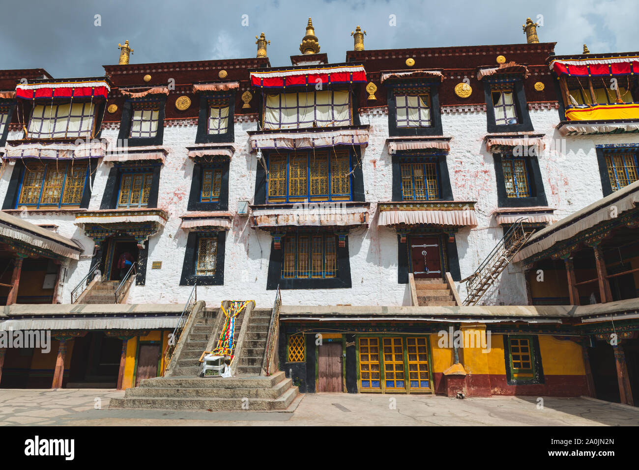 Détail architectural de Drepung. Le monastère est le plus grand de tous les monastères tibétains et est situé dans les contreforts de Lhassa, au Tibet. Banque D'Images