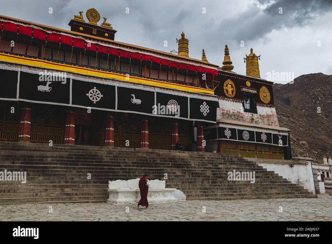 Drepung est le plus grand de tous les monastères tibétains et est situé dans les contreforts de Lhassa, au Tibet. Banque D'Images