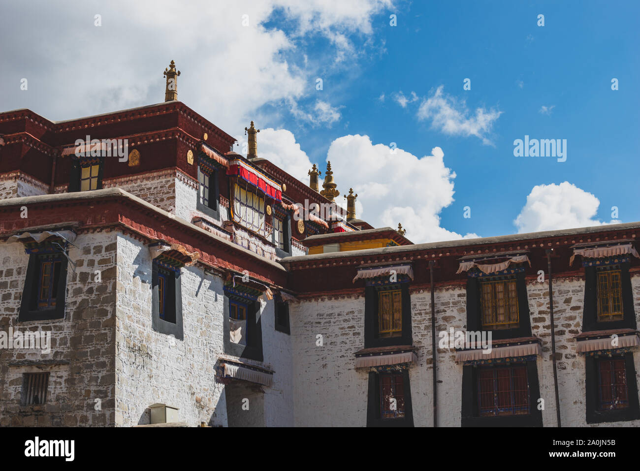 Détail architectural de Drepung. Le monastère est le plus grand de tous les monastères tibétains et est situé dans les contreforts de Lhassa, au Tibet. Banque D'Images