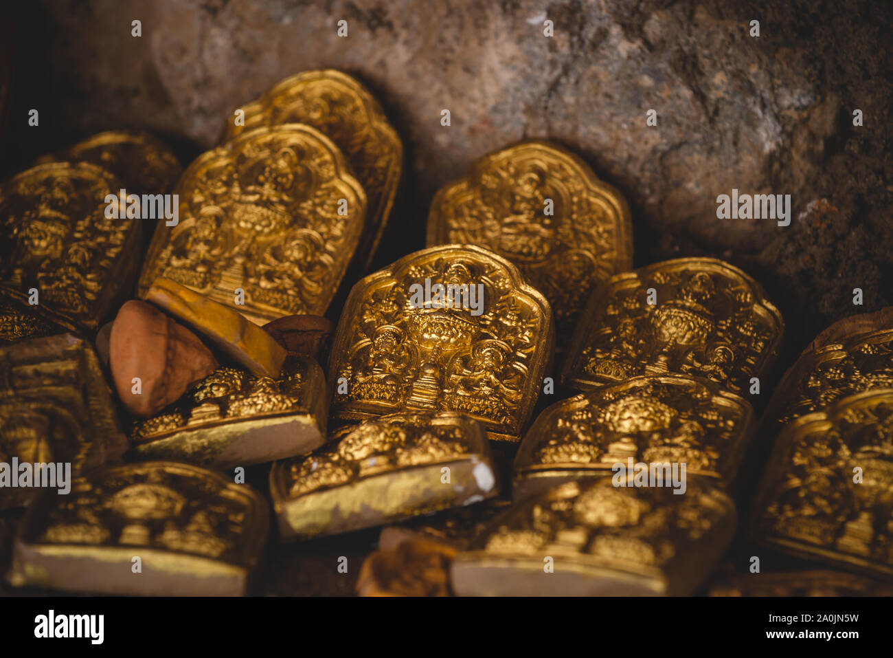 Les petits jetons d'or sont laissés comme offrandes religieuses au monastère de Drepung à Lhassa, au Tibet. Banque D'Images