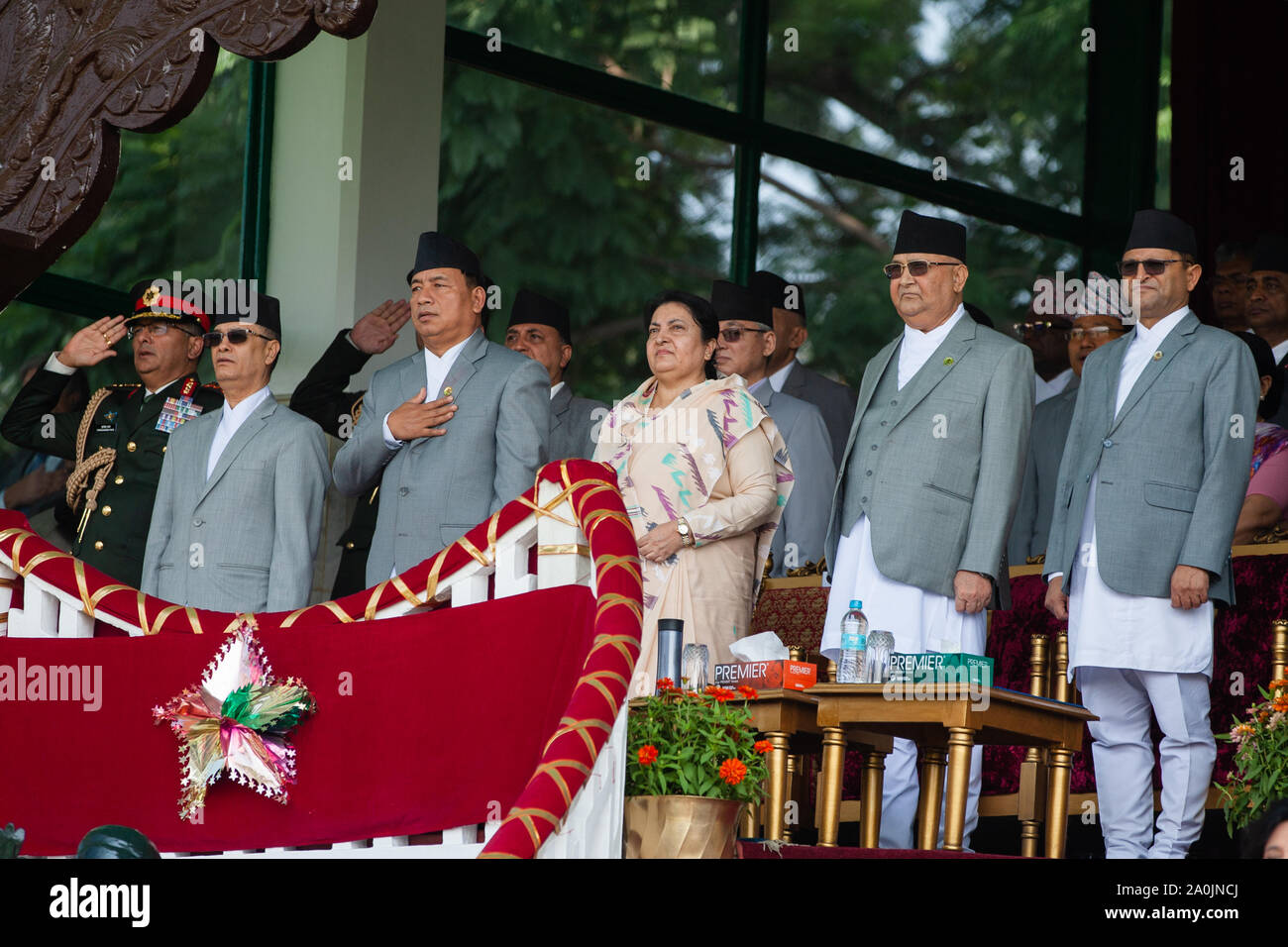 Katmandou, Népal. Sep 20, 2019. (L-R) Chef de l'armée népalaise Purna Chandra Thapa, juge en chef Cholendra Shumsher Rana, Vice-président Nanda Bahadur Pun, président de du Népal Bidhya Devi Bhandari, premier ministre KP Sharma Oli et Ganesh Prasad Timalsena, Président de l'Assemblée nationale s'occupe au cours de constitution Day Parade à Tudikhel, Katmandou, Népal le 20 septembre 2019. (Photo de Prabin Ranabhat/Pacific Press) Credit : Pacific Press Agency/Alamy Live News Banque D'Images