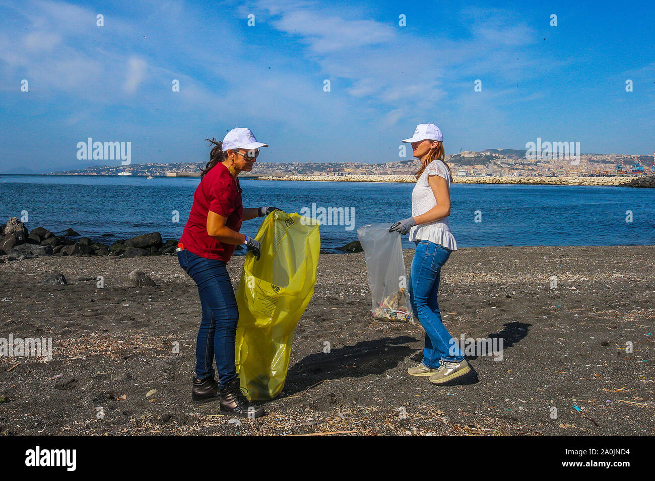 Naples, Italie. Sep 20, 2019. Les étudiants de l'école de Scialoja - Cortese Naples participer à l'Organisation mondiale de la journée de nettoyage de plage de San Giovanni a Teduccio. L'action fait partie du projet promu par le ministère de l'environnement et la protection du territoire et de la mer (Photo de Antonio Balasco/Pacific Press) Credit : Pacific Press Agency/Alamy Live News Banque D'Images