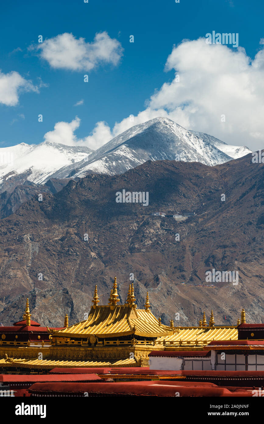 Les toits d'or du Temple de Jokhang position contre des montagnes enneigées à Lhassa, au Tibet. Le temple est le temple le plus saint dans tous les of Tibetan Budd Banque D'Images