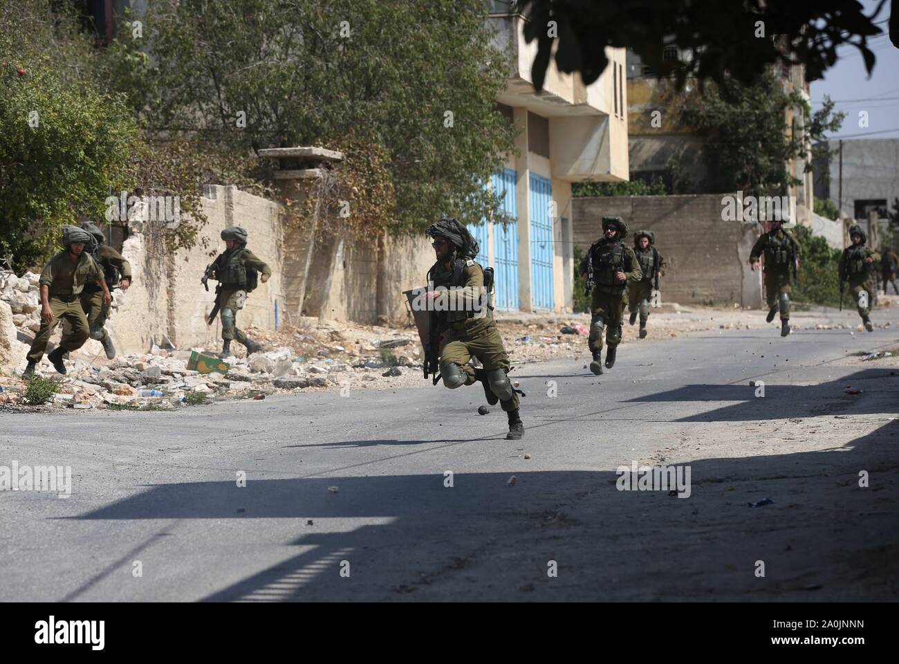 Naplouse. Sep 20, 2019. Exécuter des soldats israéliens lors d'affrontements avec des manifestants palestiniens qui protestent contre l'expansion des colonies juives de Kufr Qadoom village près de la ville cisjordanienne de Naplouse, le 20 septembre 2019. Source : Xinhua/Alamy Live News Banque D'Images