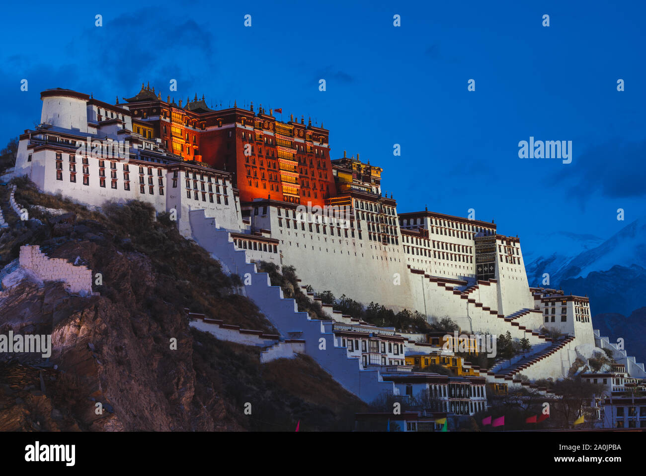 Palais du Potala à Lhassa, Tibet, illuminé comme soirée approche. Palais du Potala est le siège du dalaï-lama dans le Bouddhisme Tibétain. Banque D'Images