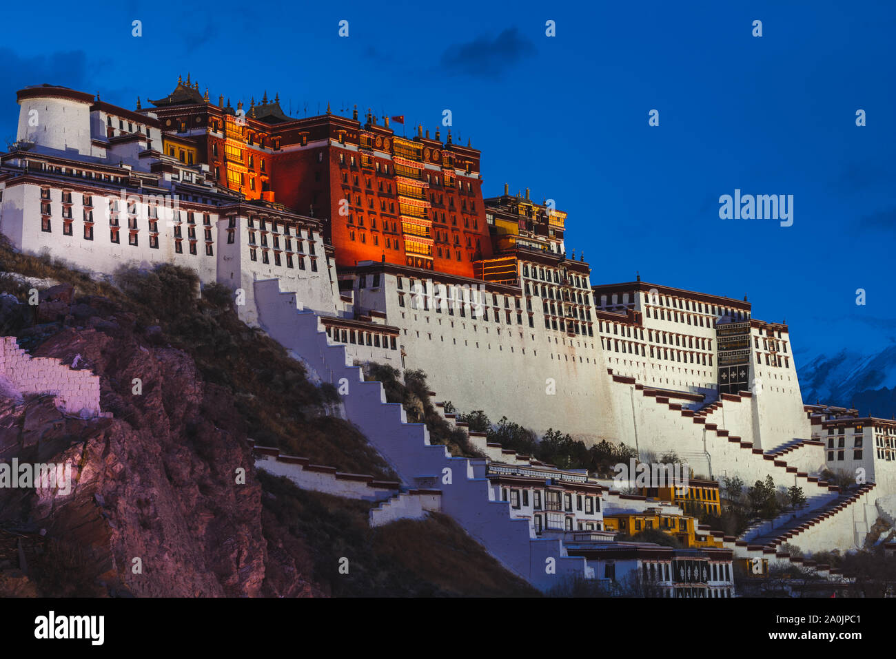 Palais du Potala à Lhassa, Tibet, illuminé comme soirée approche. Palais du Potala est le siège du dalaï-lama dans le Bouddhisme Tibétain. Banque D'Images