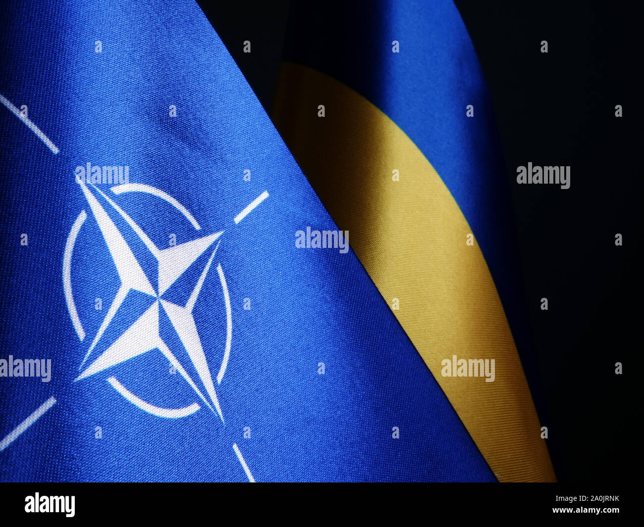 Drapeaux de l'OTAN et l'Ukraine en tant que symbole de la coopération. Banque D'Images