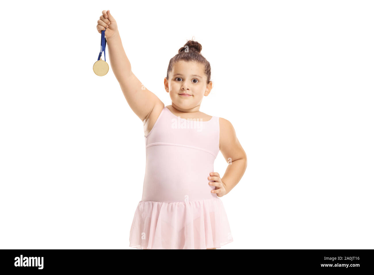 Petite danseuse de ballet girl holding une médaille d'isolé sur fond blanc Banque D'Images