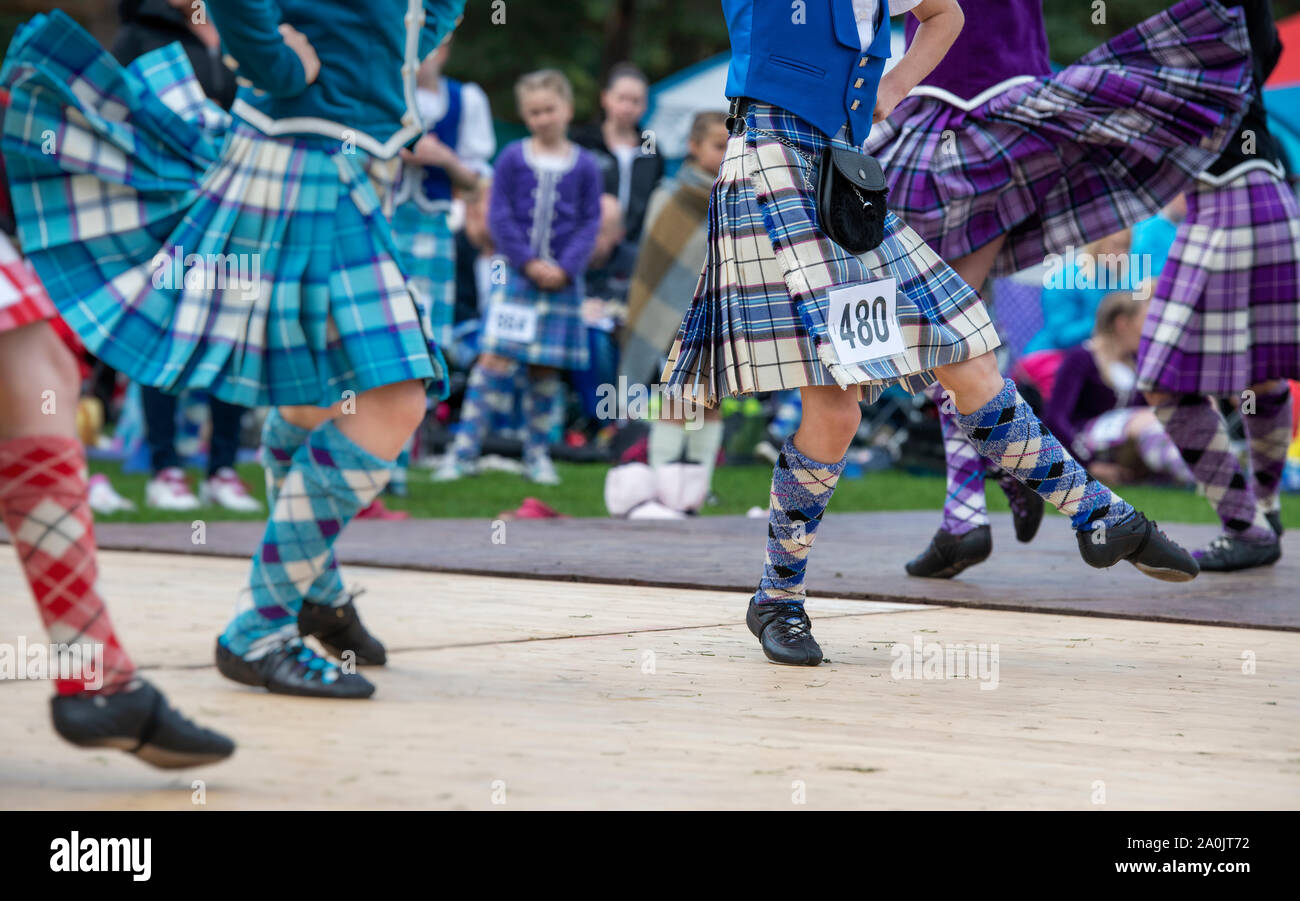 Les jeunes filles à la danse Peebles Highland Games. Peebles, Scottish Borders, Scotland Banque D'Images