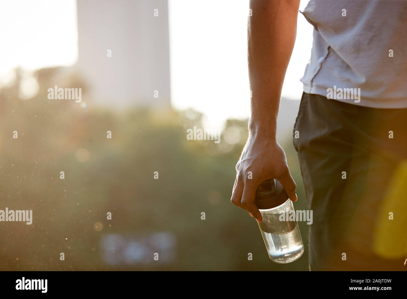 L'homme afro-américain holding water bottle Banque D'Images