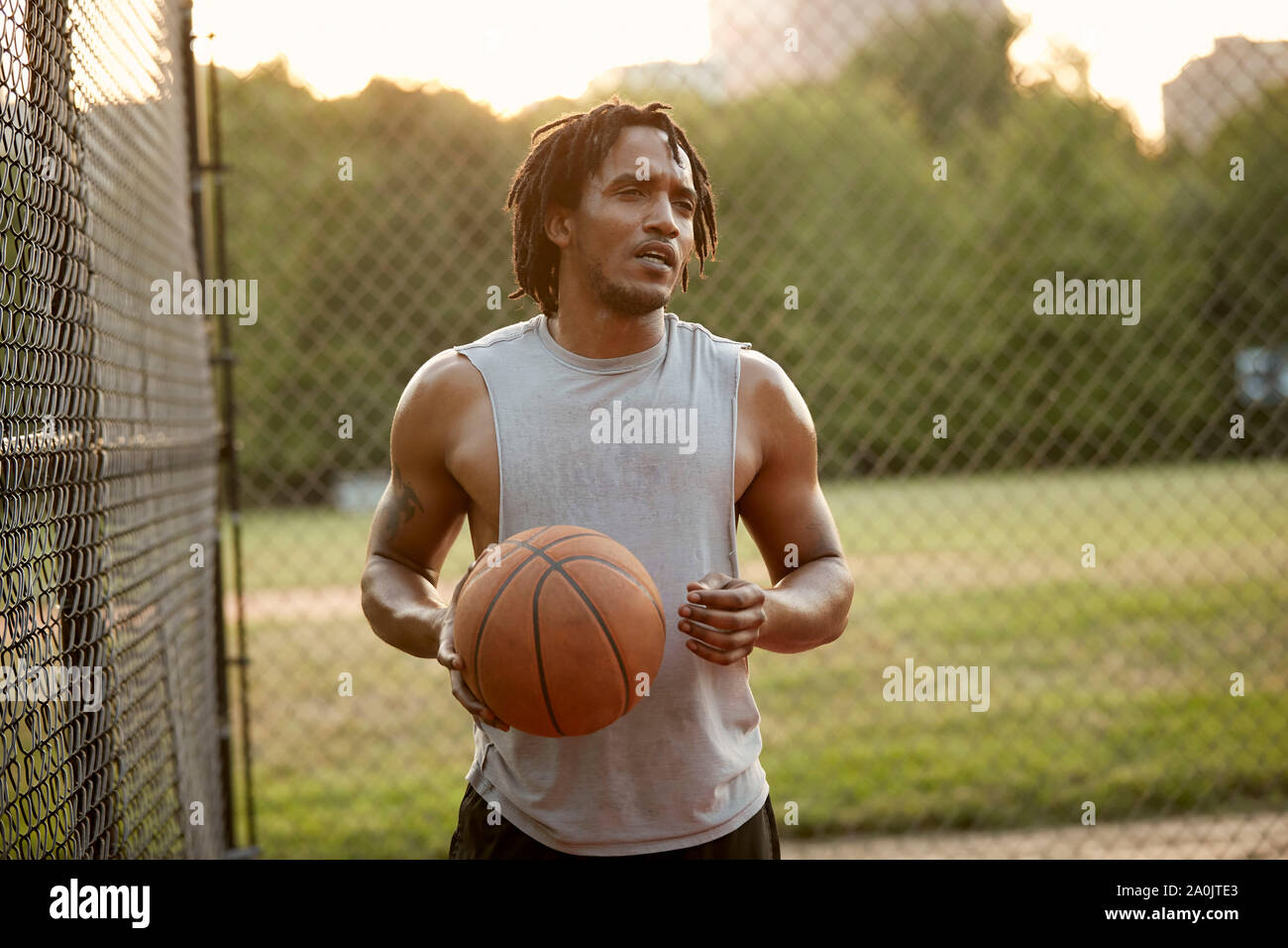 L'homme afro-américain jouant au basket-ball extérieur Banque D'Images