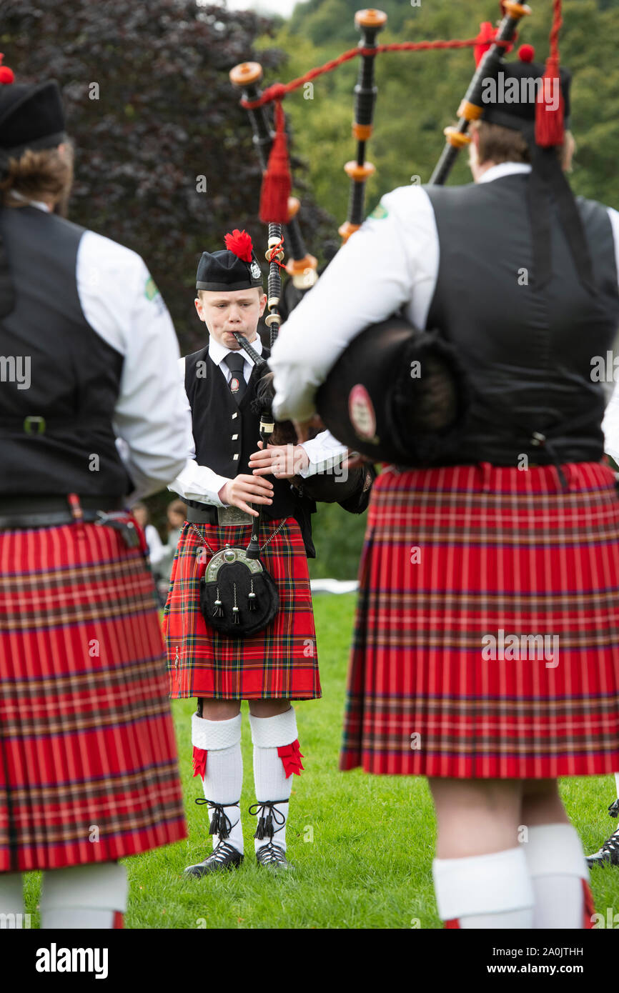 Les jeunes de la cornemuse écossais Peebles Ex-Servicemen's Pipe Band playing bagpipes à Peebles Highland Games. Scottish Borders, Scotland Banque D'Images