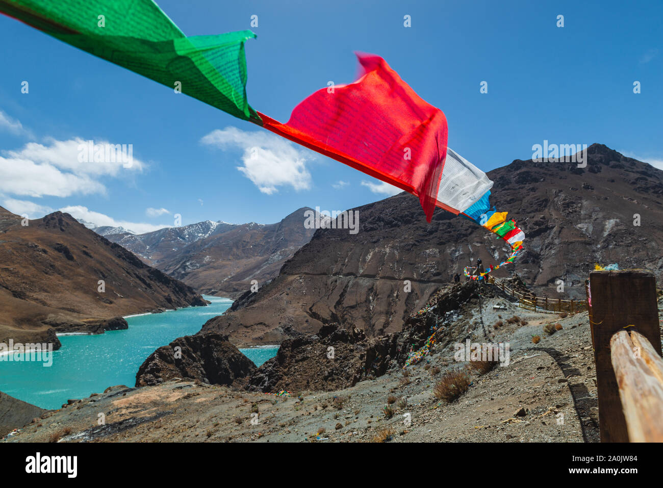 Les drapeaux de prières colorés voler haut sur le paysage tibétain. Banque D'Images