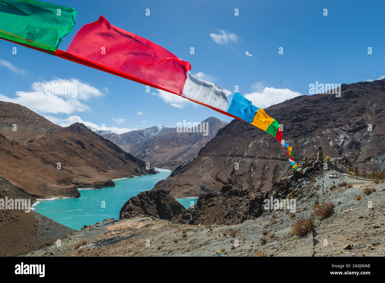Les drapeaux de prières colorés voler haut sur le paysage tibétain. Banque D'Images