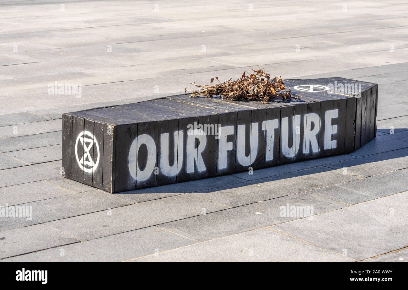 Southampton, UK. 20/09/2019 : un cercueil noir avec 'Notre avenir" écrit dessus et fleurs fanées mis sur le dessus par l'Extinction du Groupe de rébellion qui symbolise un sombre avenir que nous sommes confrontés à une planète mourante à la suite de la crise climatique actuelle. Grève de climat à Southampton, England, UK Banque D'Images