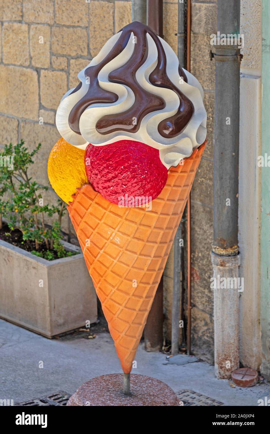 Big Ice Cream Cone signe à Street Banque D'Images