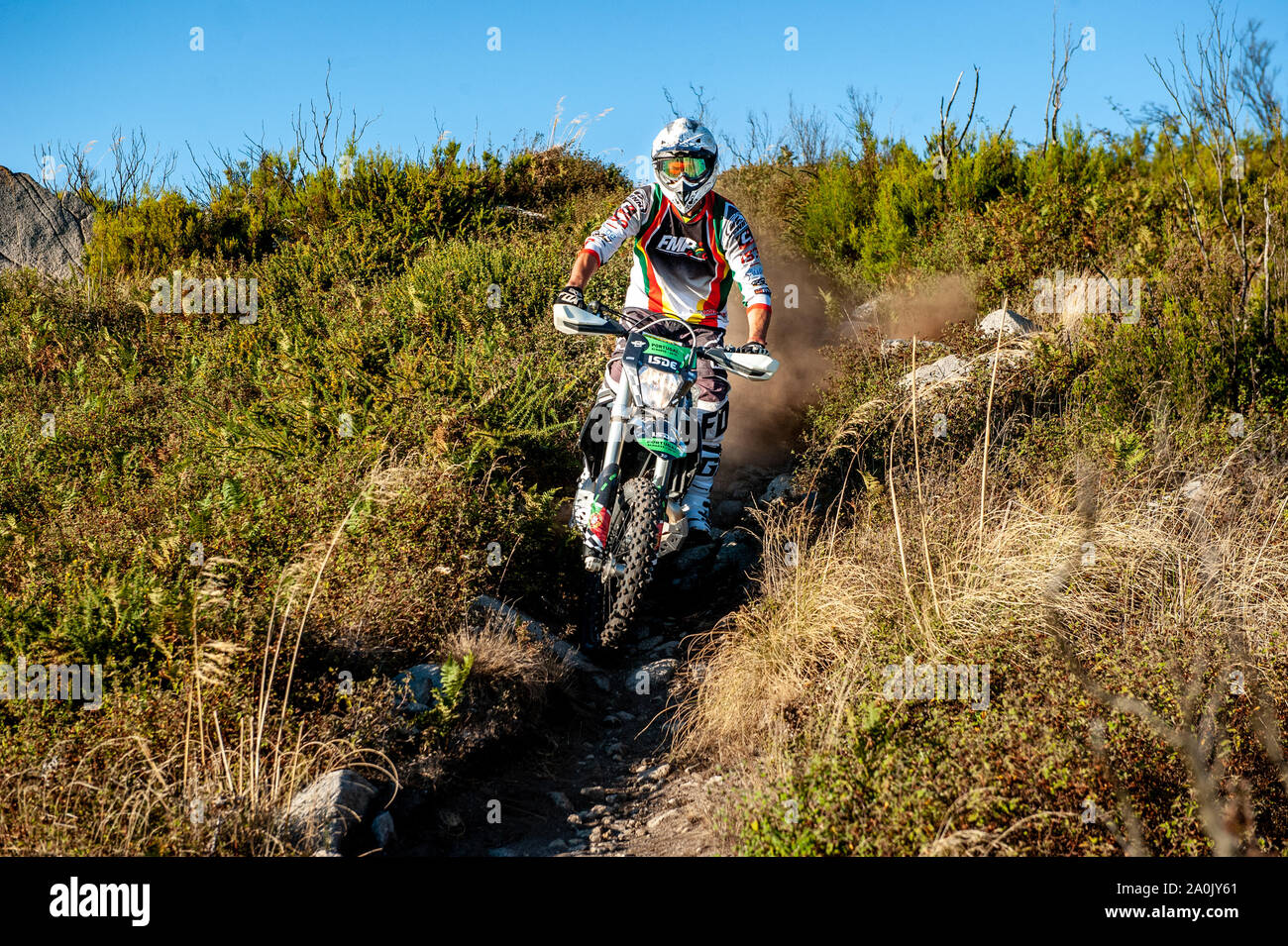 Un enduro extrême rider au sommet du Foia dans les montagnes de Monchique de l'Algarve au Portugal. Banque D'Images