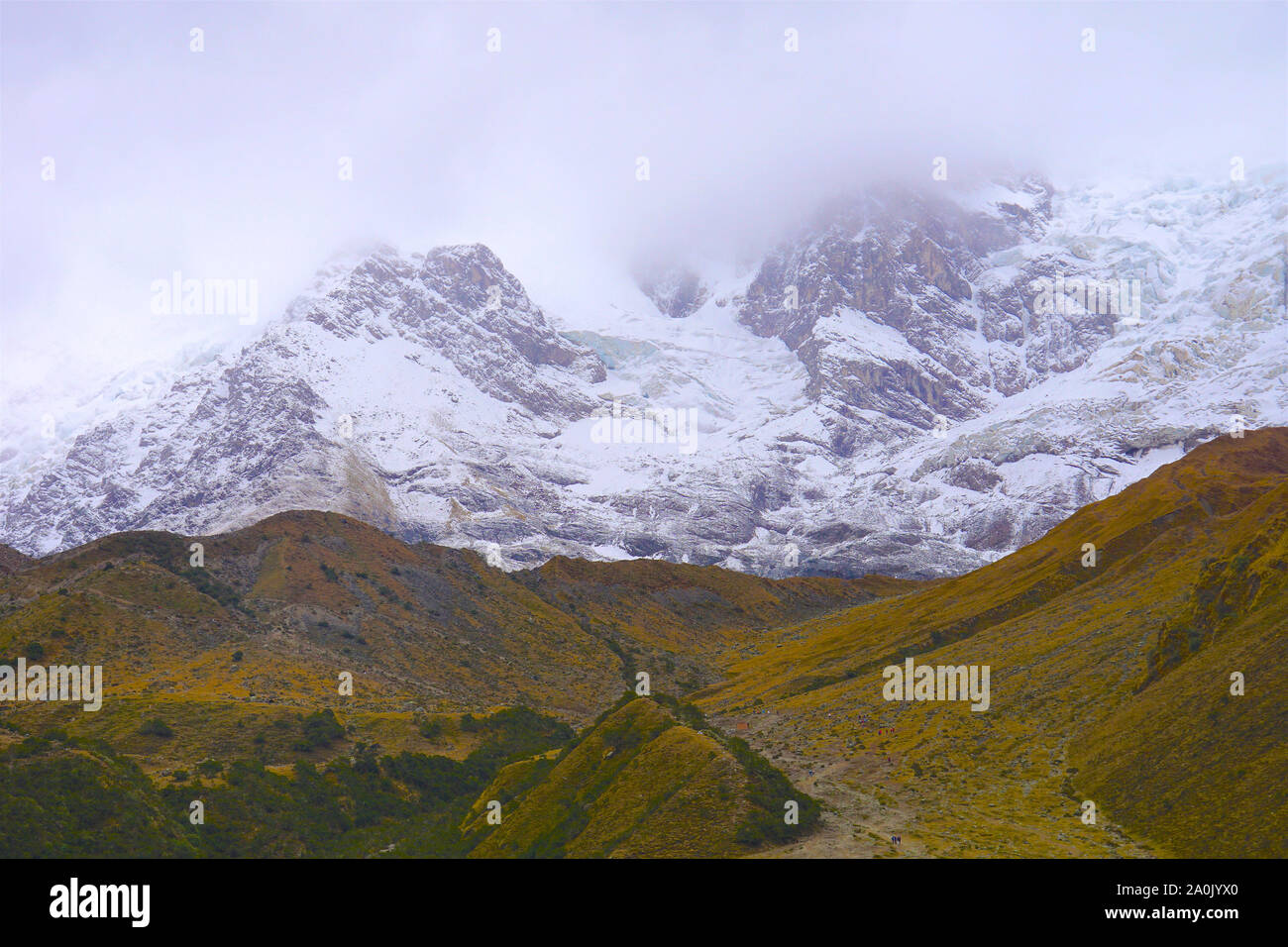 La randonnée de Salkantay au Pérou (parfois appelé le Trek du Salcantay) est l'alternative la plus populaire trek vers le Machu Picchu - il offre aux randonneurs une randonnée exceptionnelle incroyablement diversifiée, est relativement facile d'accès depuis Cusco et contrairement au sentier des Incas, il n'y a pas de limitations de permis. Séjours à travers le sentier des paysages incroyables où jungle lowland highland cède la place à la glaciation alpine et paramètres de montagnes, le plus impressionnant est le Nevada Salkantay. Banque D'Images La randonnée de Salkantay au Pérou (parfois appelé le Trek du Salcantay) est l'alternative la plus populaire trek vers le Machu Picchu - il offre aux randonneurs une randonnée exceptionnelle incroyablement diversifiée, est relativement facile d'accès depuis Cusco et contrairement au sentier des Incas, il n'y a pas de limitations de permis. Séjours à travers le sentier des paysages incroyables où jungle lowland highland cède la place à la glaciation alpine et paramètres de montagnes, le plus impressionnant est le Nevada Salkantay. Banque D'Images