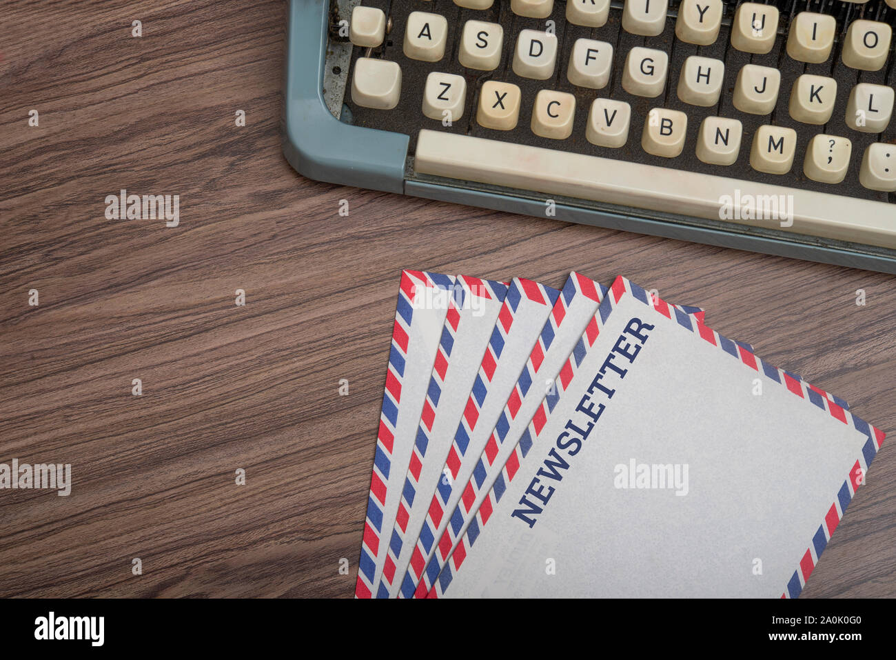 Texte de newsletter sur papier avec l'ancienne machine à écrire manuelle, copy space Banque D'Images