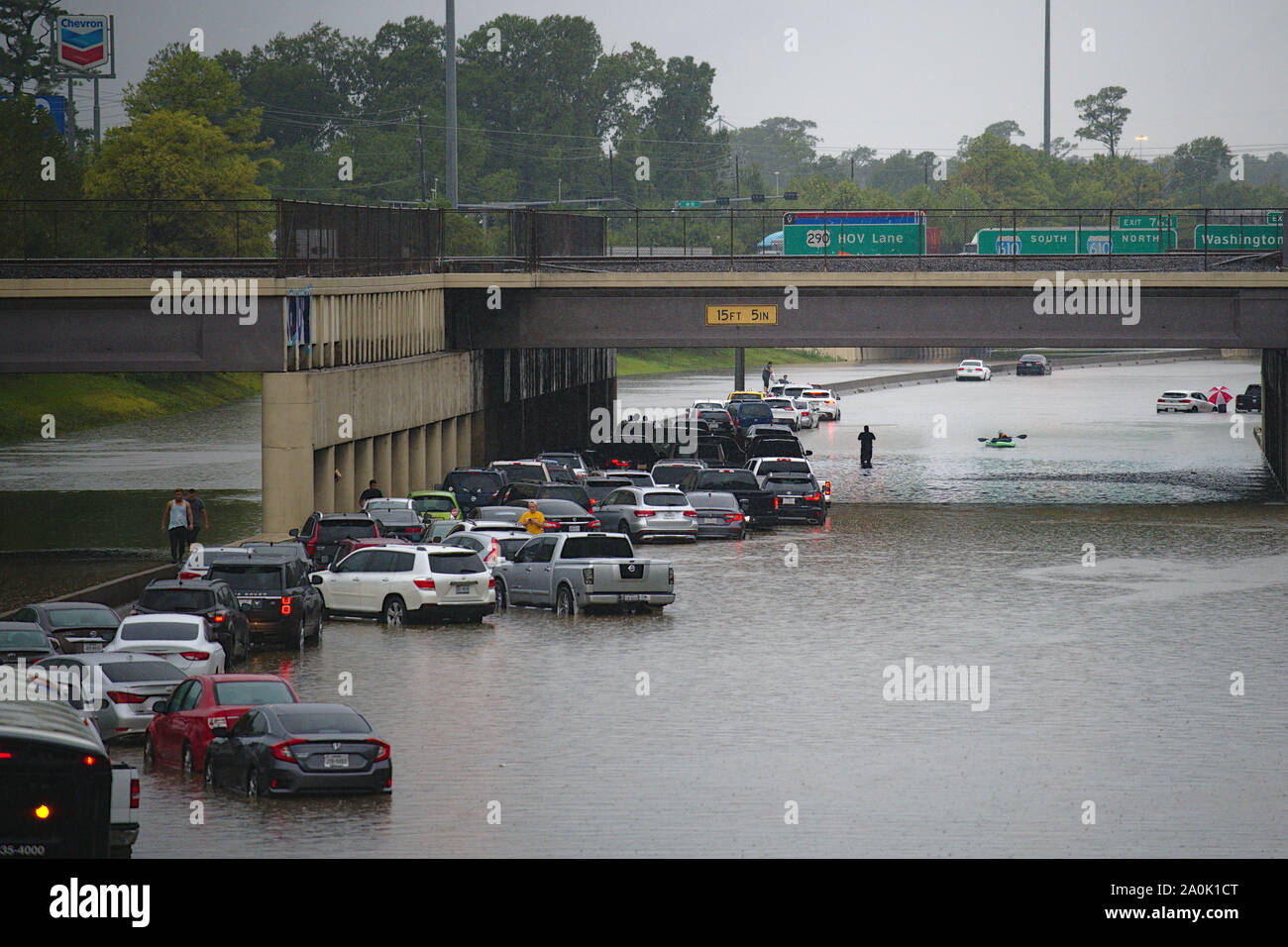 Houston, Texas / Etats-Unis - 19 septembre 2019 : la tempête tropicale Imelda provoque la fermeture de l'autoroute Interstate 10, à Houston, au Texas, en raison de l'eau élevée. Banque D'Images