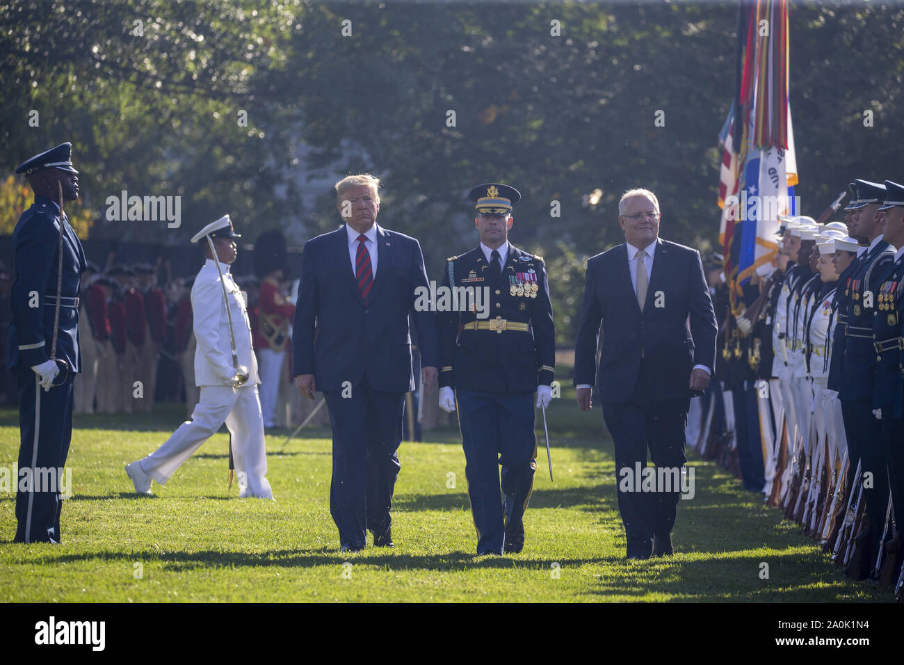 Washington DC, USA . Sep 20, 2019. Washington DC, USA. Sep 20, 2019. Le président Donald Trump et le Premier Ministre australien, Scott Morrison revoir les troupes lors de la cérémonie d'arrivée au cours d'une visite d'État à la Maison Blanche à Washington, DC le vendredi 20 septembre, 2019. Credit : UPI/Alamy Live News Banque D'Images