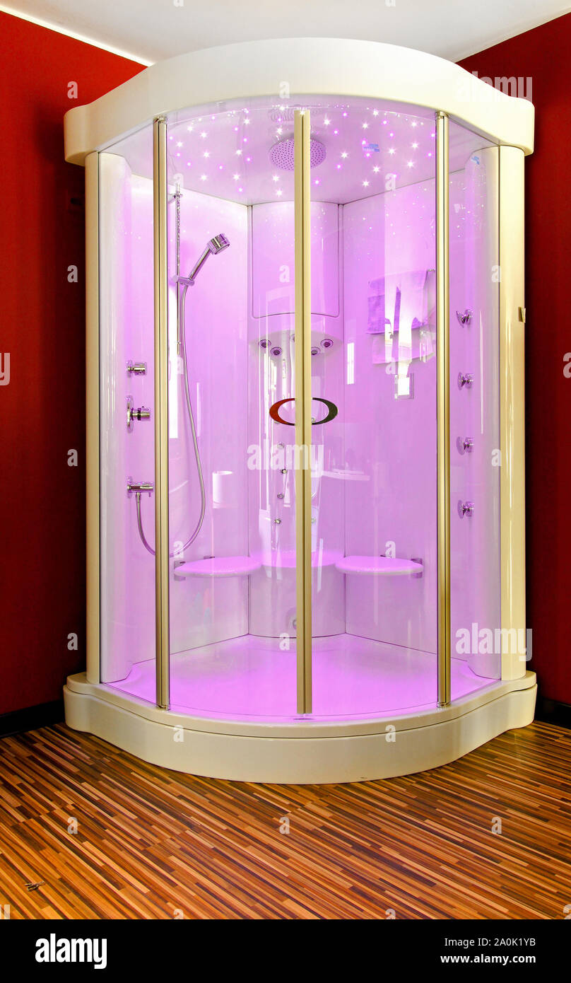 Grande cabine de douche dans salle de bains coin avec lumière rose Photo  Stock - Alamy