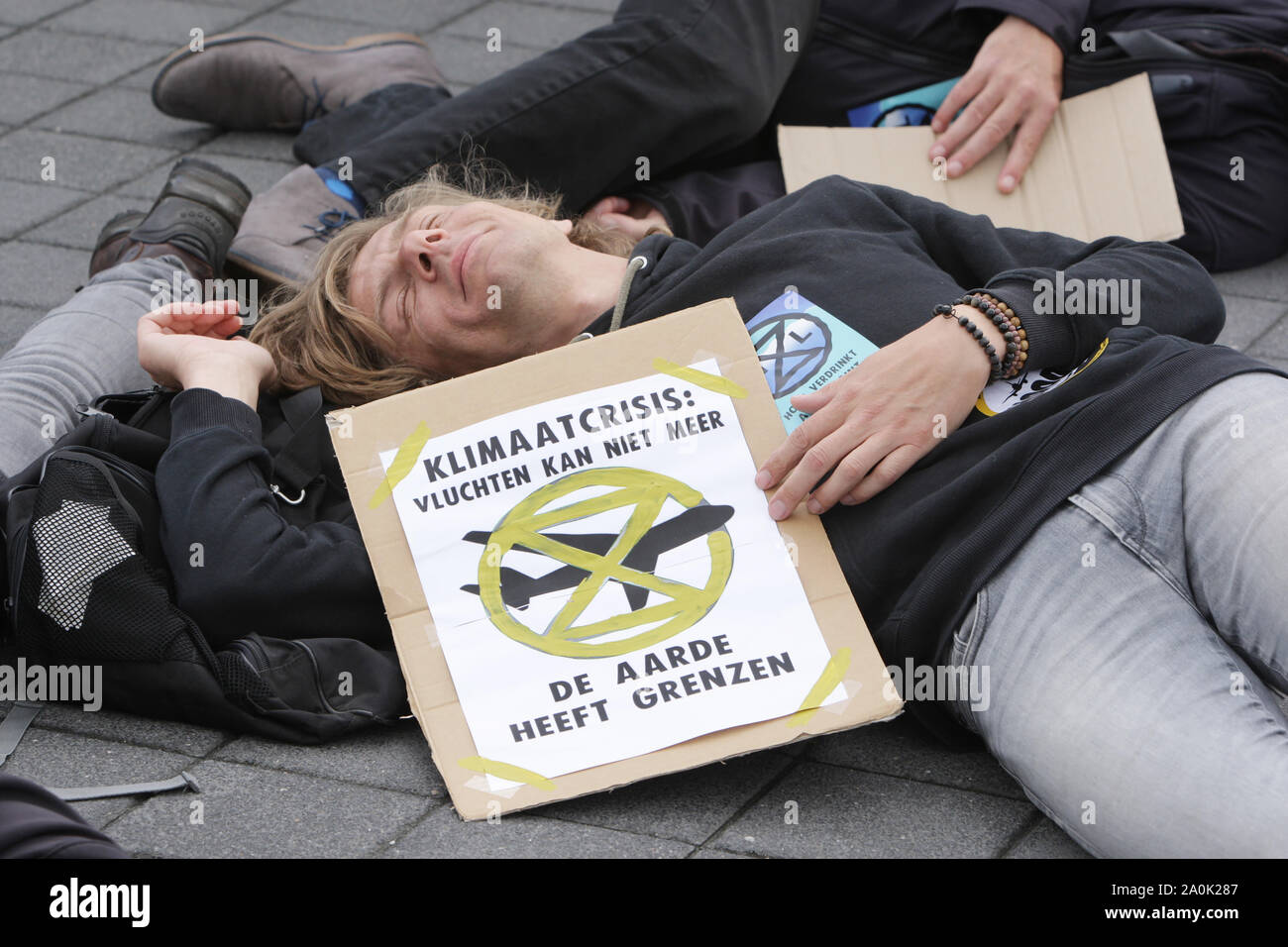 L'extinction, les militants et sympathisants de la rébellion de prendre part au cours de « Schiphol Die-In" manifestation à l'aéroport de Schiphol, le 7 septembre 2019 à Amste Banque D'Images