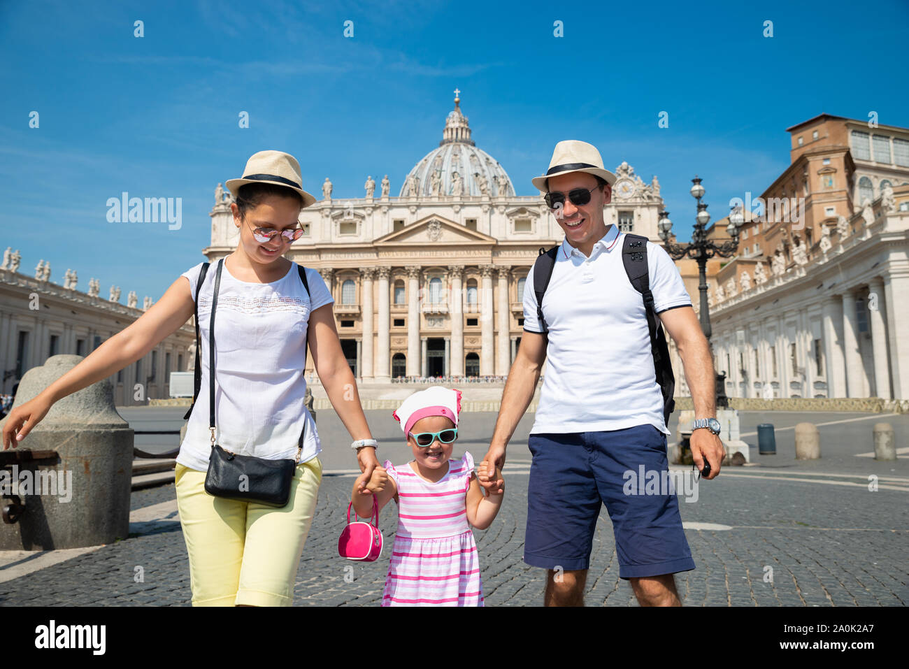 Famille avec enfant en face de la Basilique Saint Pierre au Vatican Banque D'Images