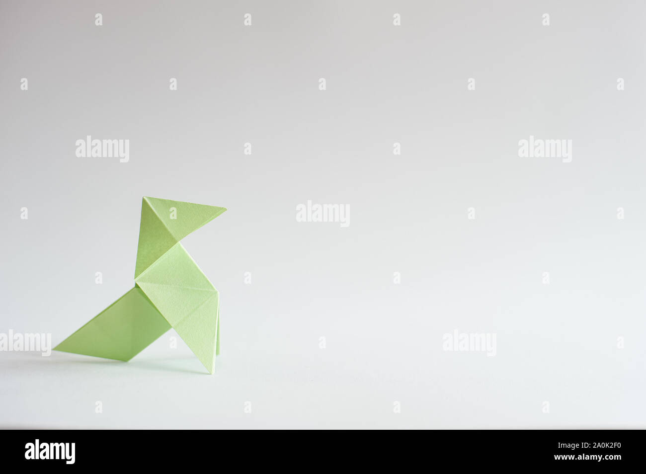 Photographie d'un papier de couleur noeud papillon devant un fond blanc. L'espace pour le texte. L'arrière-plan. Pour les présentations Banque D'Images