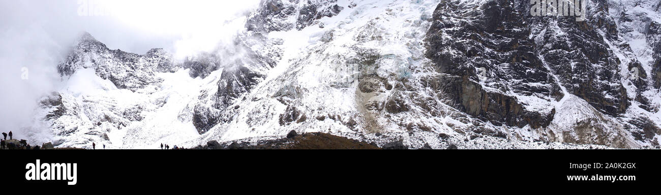 La randonnée de Salkantay au Pérou (parfois appelé le Trek du Salcantay) est l'alternative la plus populaire trek vers le Machu Picchu - il offre aux randonneurs une randonnée exceptionnelle incroyablement diversifiée, est relativement facile d'accès depuis Cusco et contrairement au sentier des Incas, il n'y a pas de limitations de permis. Séjours à travers le sentier des paysages incroyables où jungle lowland highland cède la place à la glaciation alpine et paramètres de montagnes, le plus impressionnant est le Nevada Salkantay. Banque D'Images La randonnée de Salkantay au Pérou (parfois appelé le Trek du Salcantay) est l'alternative la plus populaire trek vers le Machu Picchu - il offre aux randonneurs une randonnée exceptionnelle incroyablement diversifiée, est relativement facile d'accès depuis Cusco et contrairement au sentier des Incas, il n'y a pas de limitations de permis. Séjours à travers le sentier des paysages incroyables où jungle lowland highland cède la place à la glaciation alpine et paramètres de montagnes, le plus impressionnant est le Nevada Salkantay. Banque D'Images