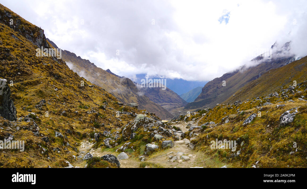La randonnée de Salkantay au Pérou (parfois appelé le Trek du Salcantay) est l'alternative la plus populaire trek vers le Machu Picchu - il offre aux randonneurs une randonnée exceptionnelle incroyablement diversifiée, est relativement facile d'accès depuis Cusco et contrairement au sentier des Incas, il n'y a pas de limitations de permis. Séjours à travers le sentier des paysages incroyables où jungle lowland highland cède la place à la glaciation alpine et paramètres de montagnes, le plus impressionnant est le Nevada Salkantay. Banque D'Images