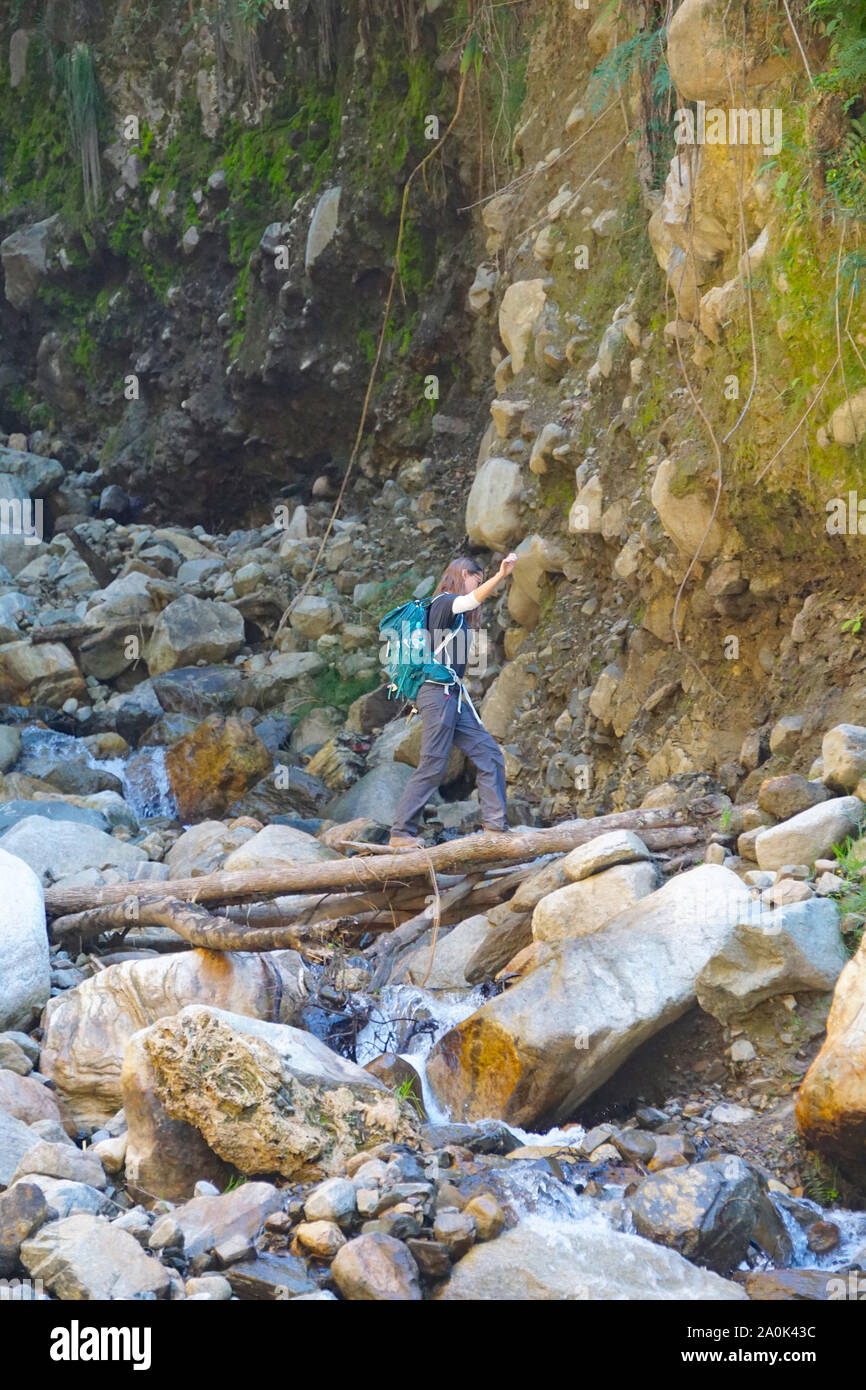 La randonnée de Salkantay au Pérou (parfois appelé le Trek du Salcantay) est l'alternative la plus populaire trek vers le Machu Picchu - il offre aux randonneurs une randonnée exceptionnelle incroyablement diversifiée, est relativement facile d'accès depuis Cusco et contrairement au sentier des Incas, il n'y a pas de limitations de permis. Séjours à travers le sentier des paysages incroyables où jungle lowland highland cède la place à la glaciation alpine et paramètres de montagnes, le plus impressionnant est le Nevada Salkantay. Banque D'Images La randonnée de Salkantay au Pérou (parfois appelé le Trek du Salcantay) est l'alternative la plus populaire trek vers le Machu Picchu - il offre aux randonneurs une randonnée exceptionnelle incroyablement diversifiée, est relativement facile d'accès depuis Cusco et contrairement au sentier des Incas, il n'y a pas de limitations de permis. Séjours à travers le sentier des paysages incroyables où jungle lowland highland cède la place à la glaciation alpine et paramètres de montagnes, le plus impressionnant est le Nevada Salkantay. Banque D'Images
