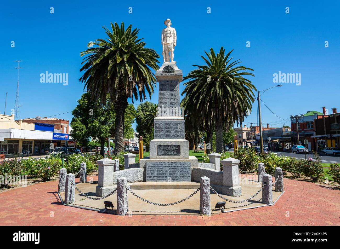 Nhill, Victoria, Australie - le 3 mars 2017. Monument commémoratif de guerre dans le centre-ville de Nhill, Victoria, avec les bâtiments et les voitures. Banque D'Images