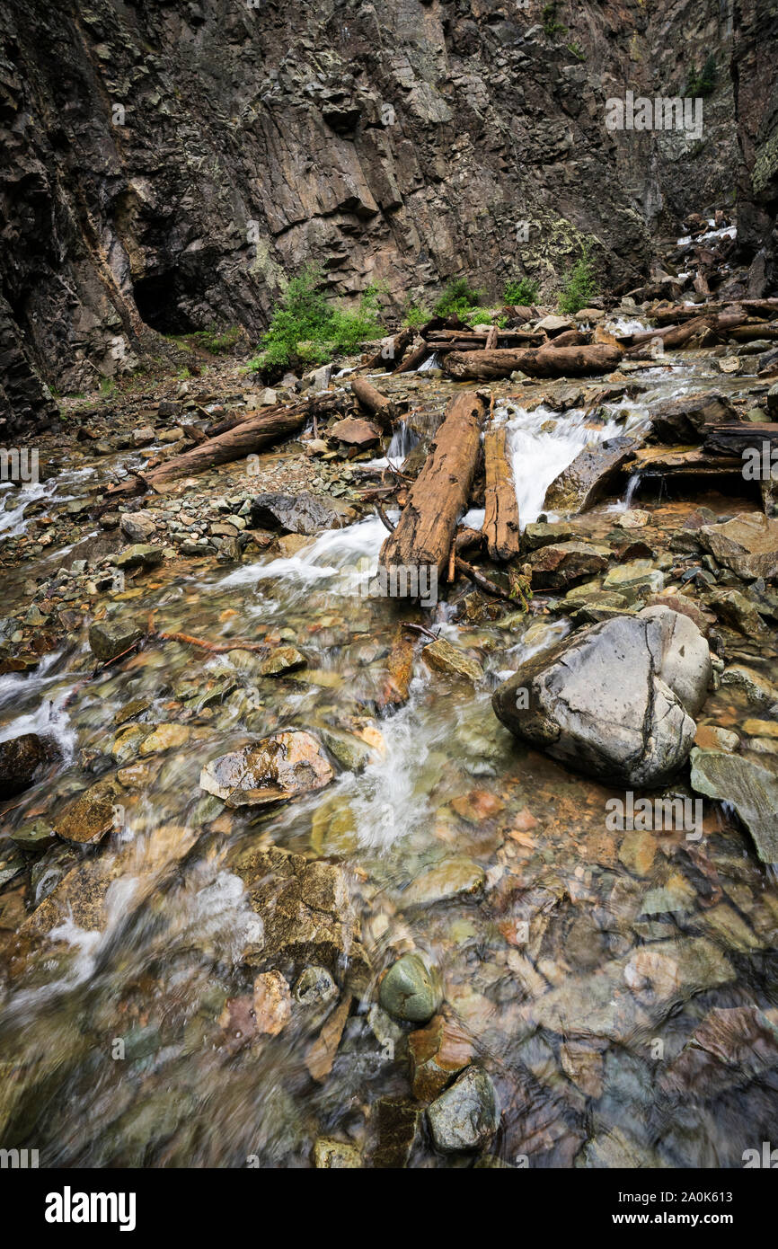 Plus de gauche de mine et ladded en bois jusqu'à un éperon rocheux au-dessus d'un ruisseau à Silverton, CO, USA Banque D'Images