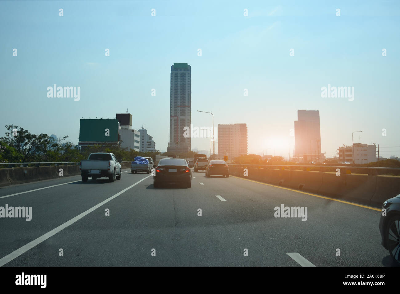 Voiture roulant sur route élevée au coucher du soleil,voitures sur la route et s'étendait de la route menant à l'œil, Voiture sur route Banque D'Images