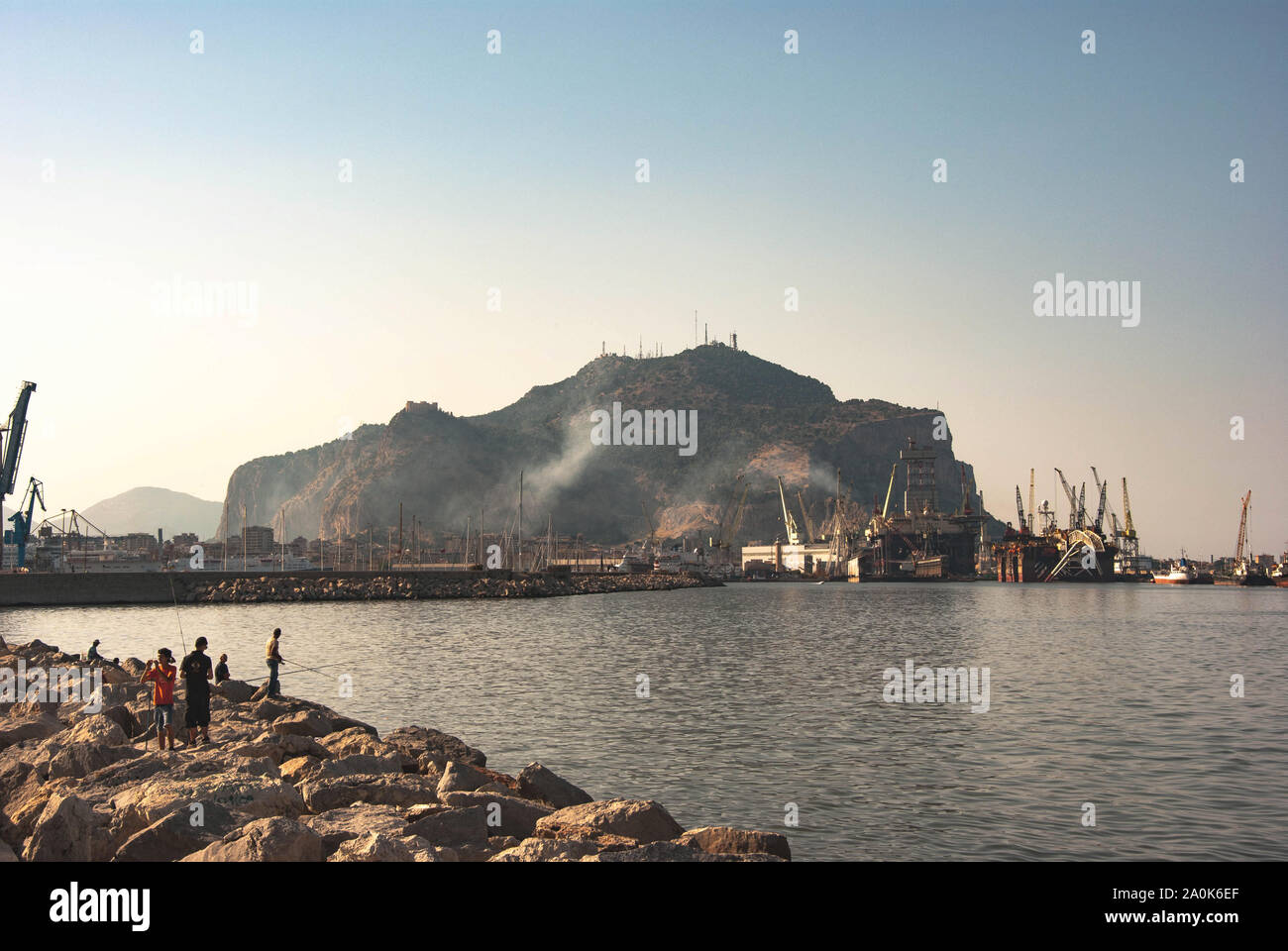 Quais de pêche et chantier naval sur la côte de Palerme Italie Sicile au coucher du soleil. Banque D'Images