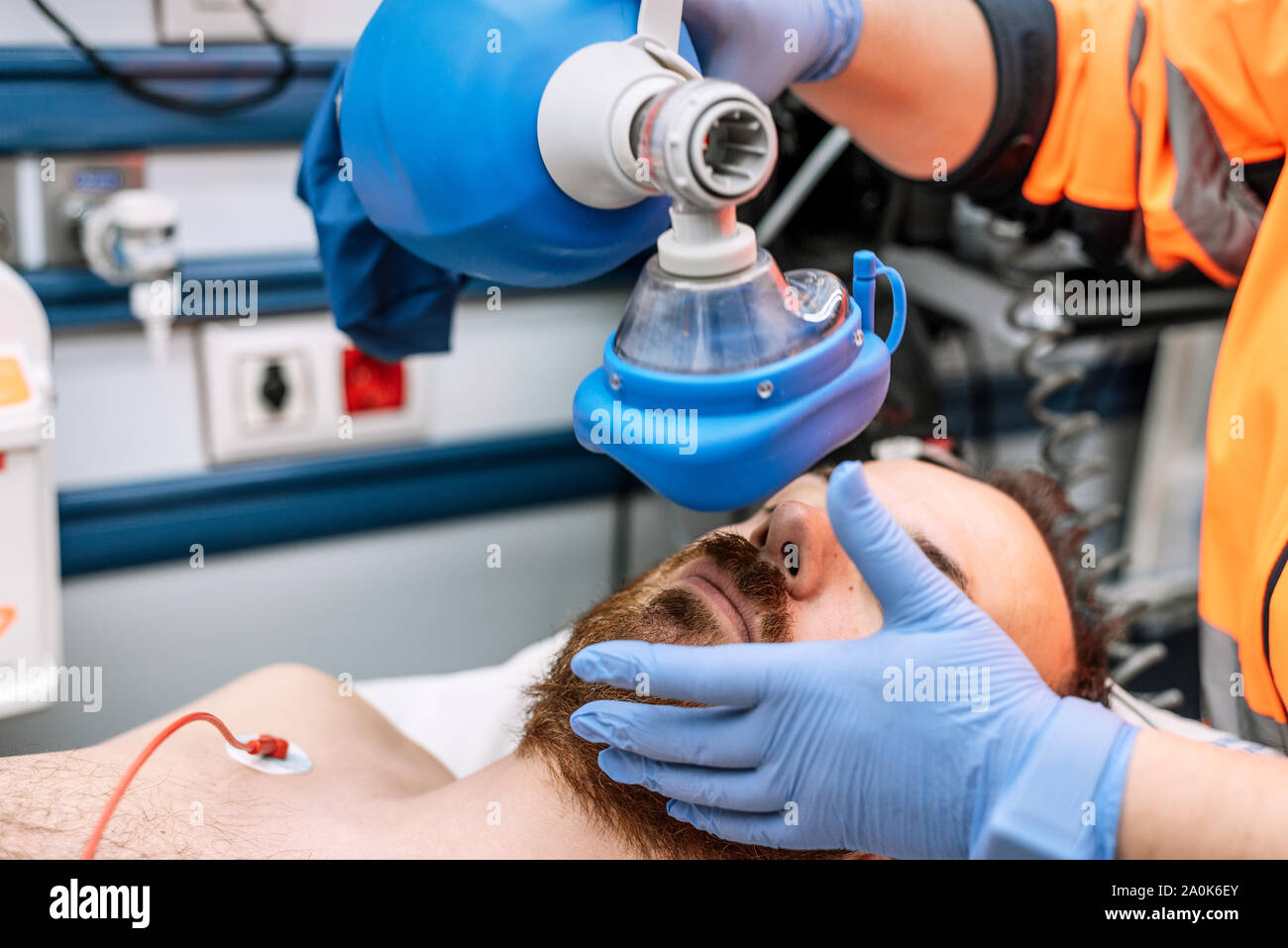 Main tenant un sac de réanimation, infirmière utiliser sac ambu pour la ventilation au patient. La réanimation d'urgence le processus . Banque D'Images