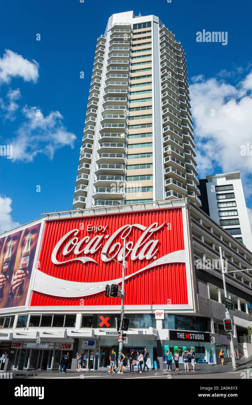Sydney, Australie - 10 mars 2017. Le Billboard Coca-Cola à Kings Cross, Sydney, avec des propriétés commerciales et des personnes, dans la journée. Banque D'Images