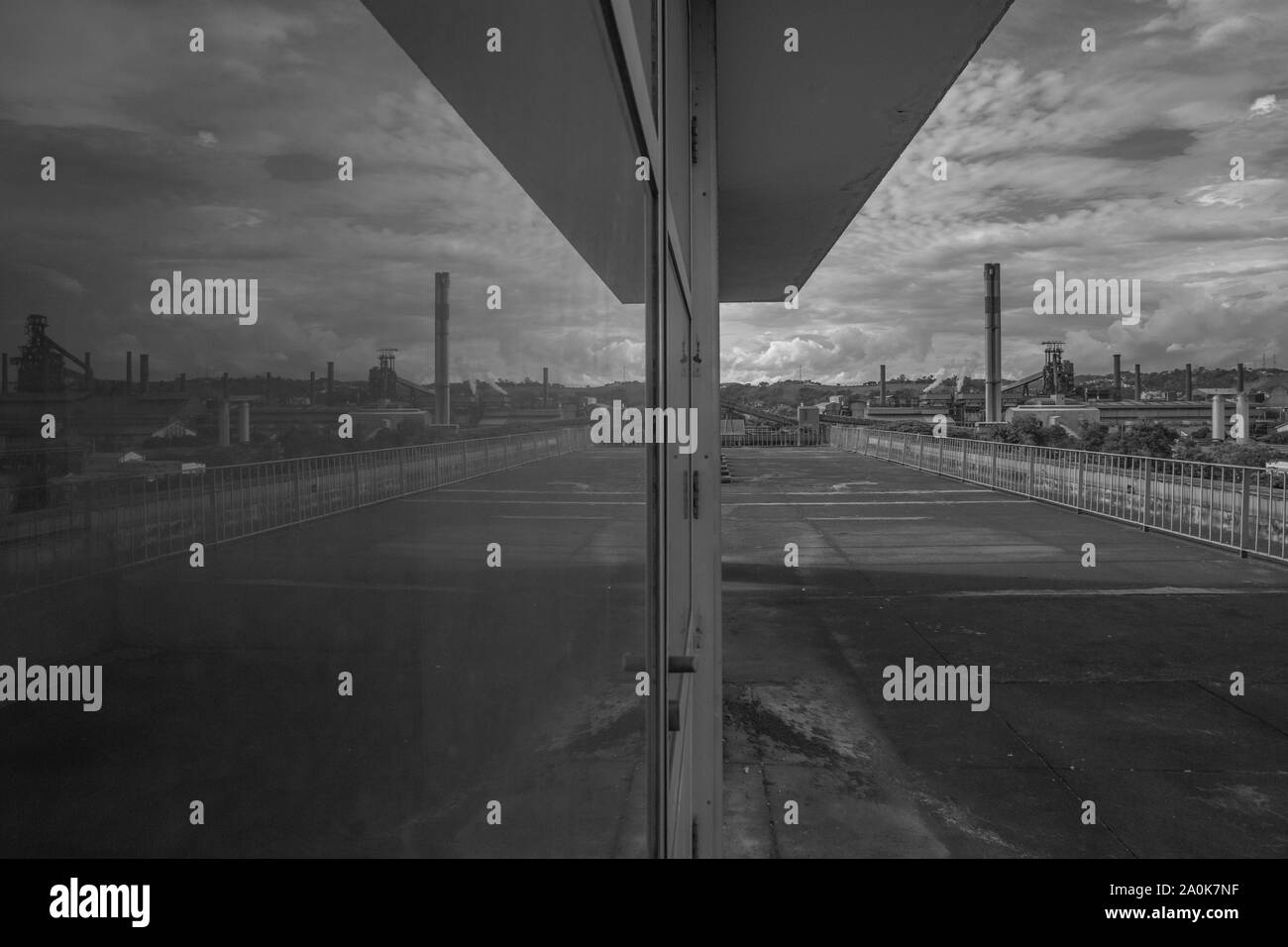Ville industrielle de Volta Redonda reflétée sur le verre de l'immeuble. Banque D'Images