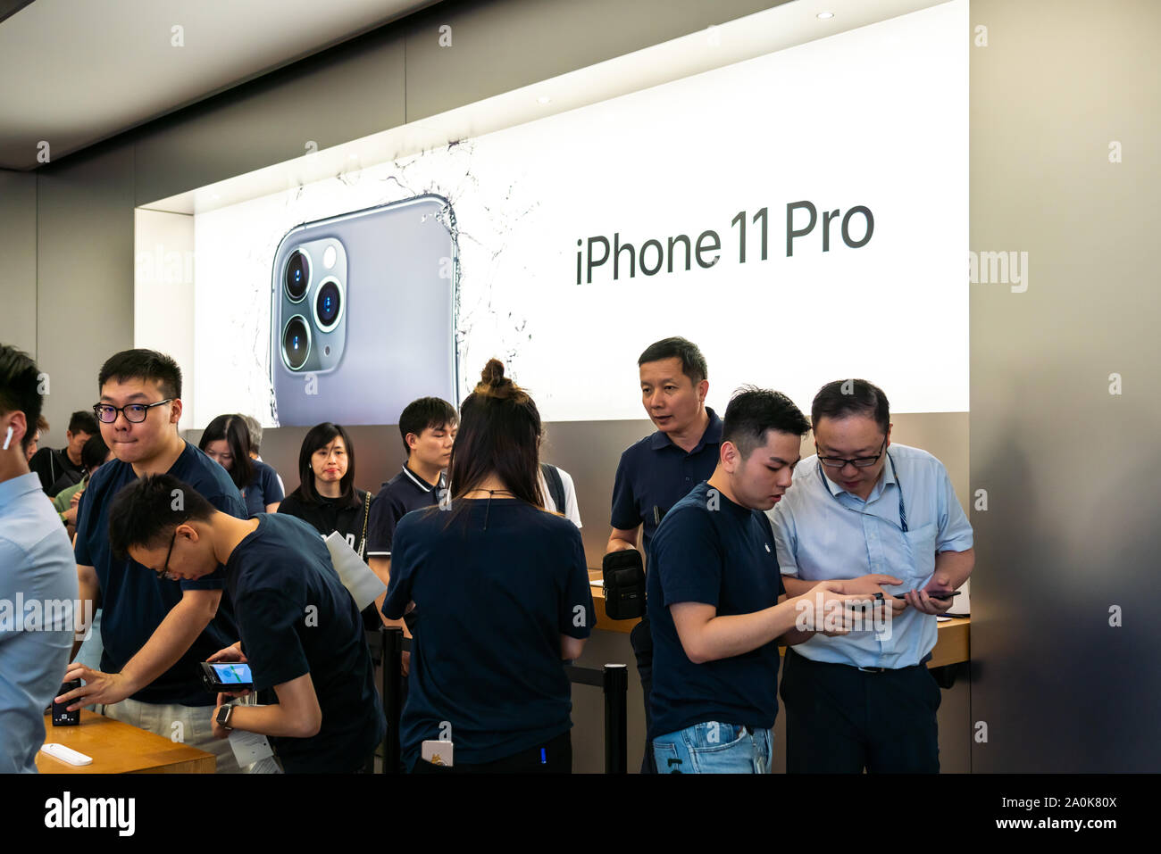 Les clients jusqu'à acheter le nouvel iPhone Apple smartphones Série 11 dans un Apple store à l'IFC Mall à Pudong New Area, Shanghai. Apple a lancé la vente de son dernier iPhone, iPhone 11 iPhone 11 11 Pro et Pro Max en Chine. Banque D'Images