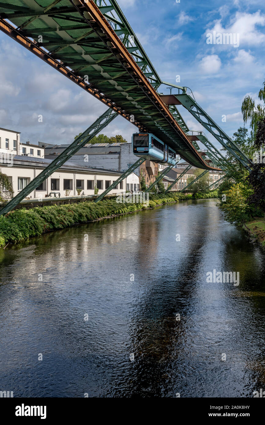 L'étonnant monorail suspendu de Wuppertal Schwebebahn appelé le, près de Dusseldorf en Allemagne de l'Ouest. Tous les trains sont maintenant cette couleur bleu pâle. Banque D'Images