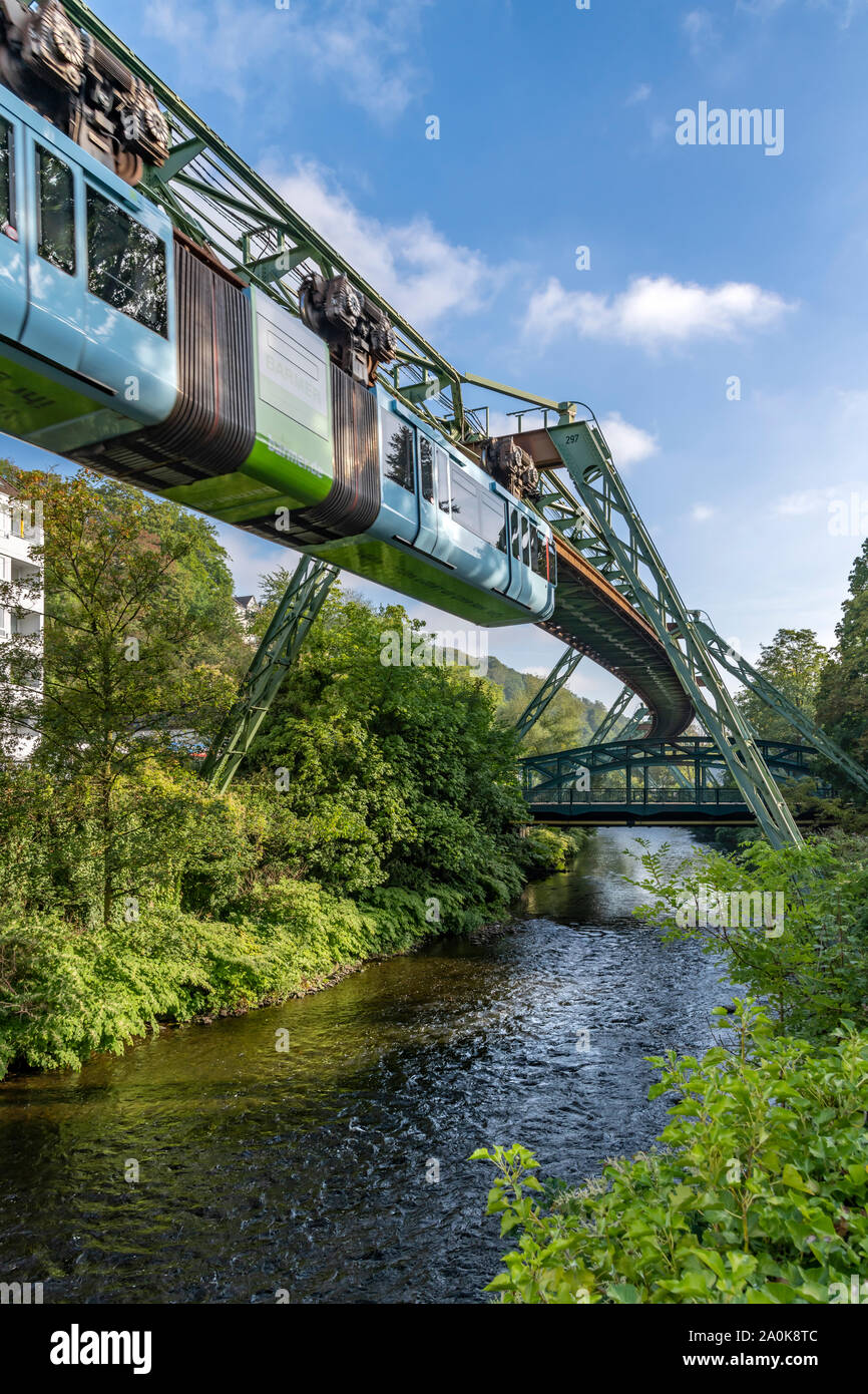 L'étonnant monorail suspendu de Wuppertal Schwebebahn appelé le, près de Dusseldorf en Allemagne de l'Ouest. Tous les trains sont maintenant cette couleur bleu pâle. Banque D'Images