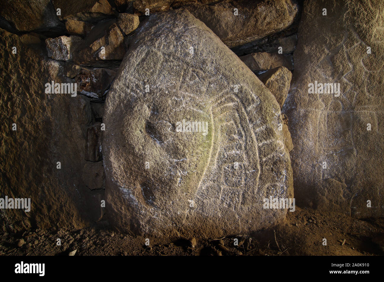 Des formes mystérieuses gravées sur une pierre dans l'un des dolmens Mane Kerioned, Carnac, Bretagne, France Banque D'Images