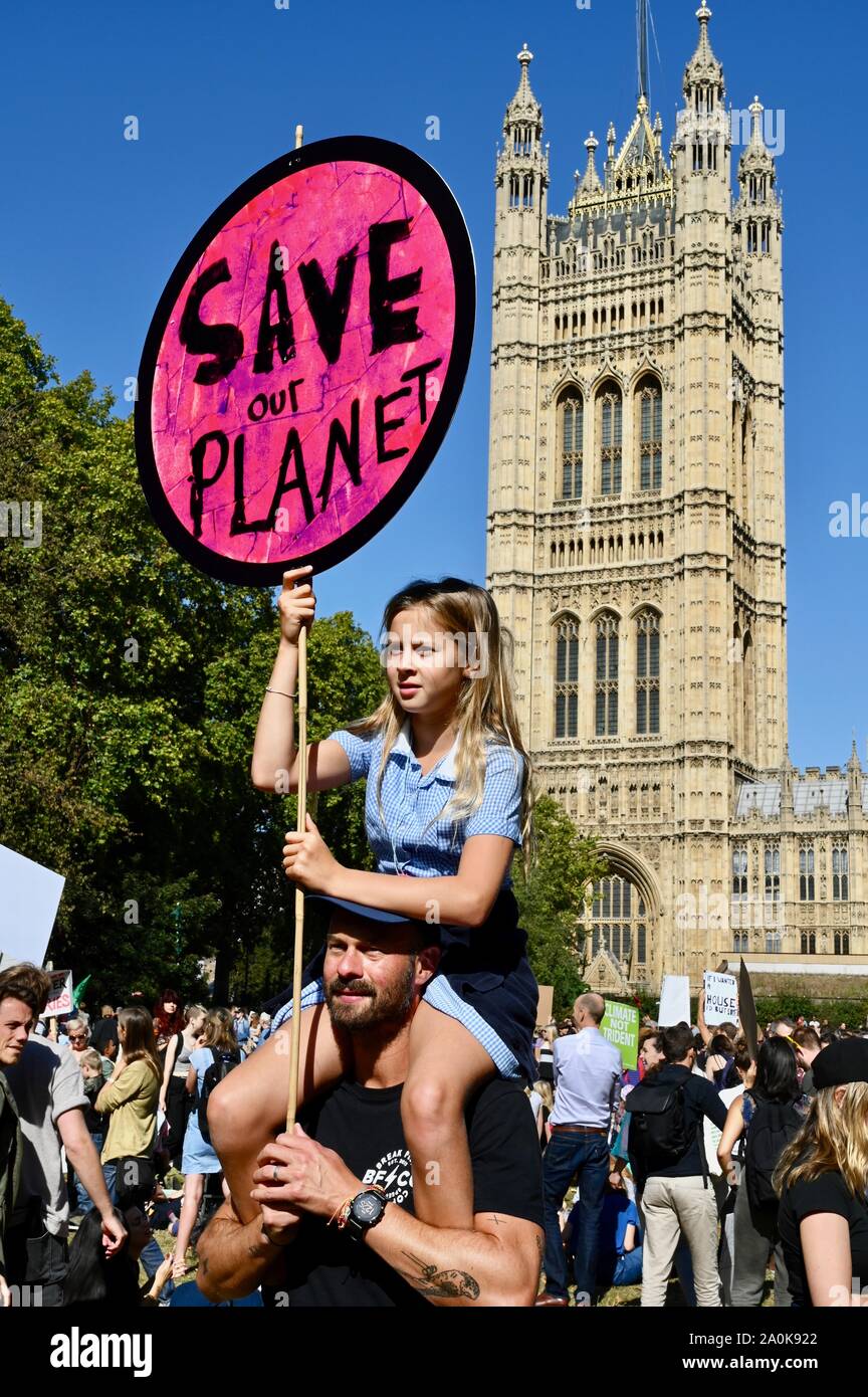 Grève à l'échelle mondiale pour le changement climatique. Les lycéens et les étudiants ont pris part à la grève à l'échelle mondiale pour le changement climatique, les jardins de la Tour Victoria, chambres du Parlement, Westminster, Londres. UK Banque D'Images