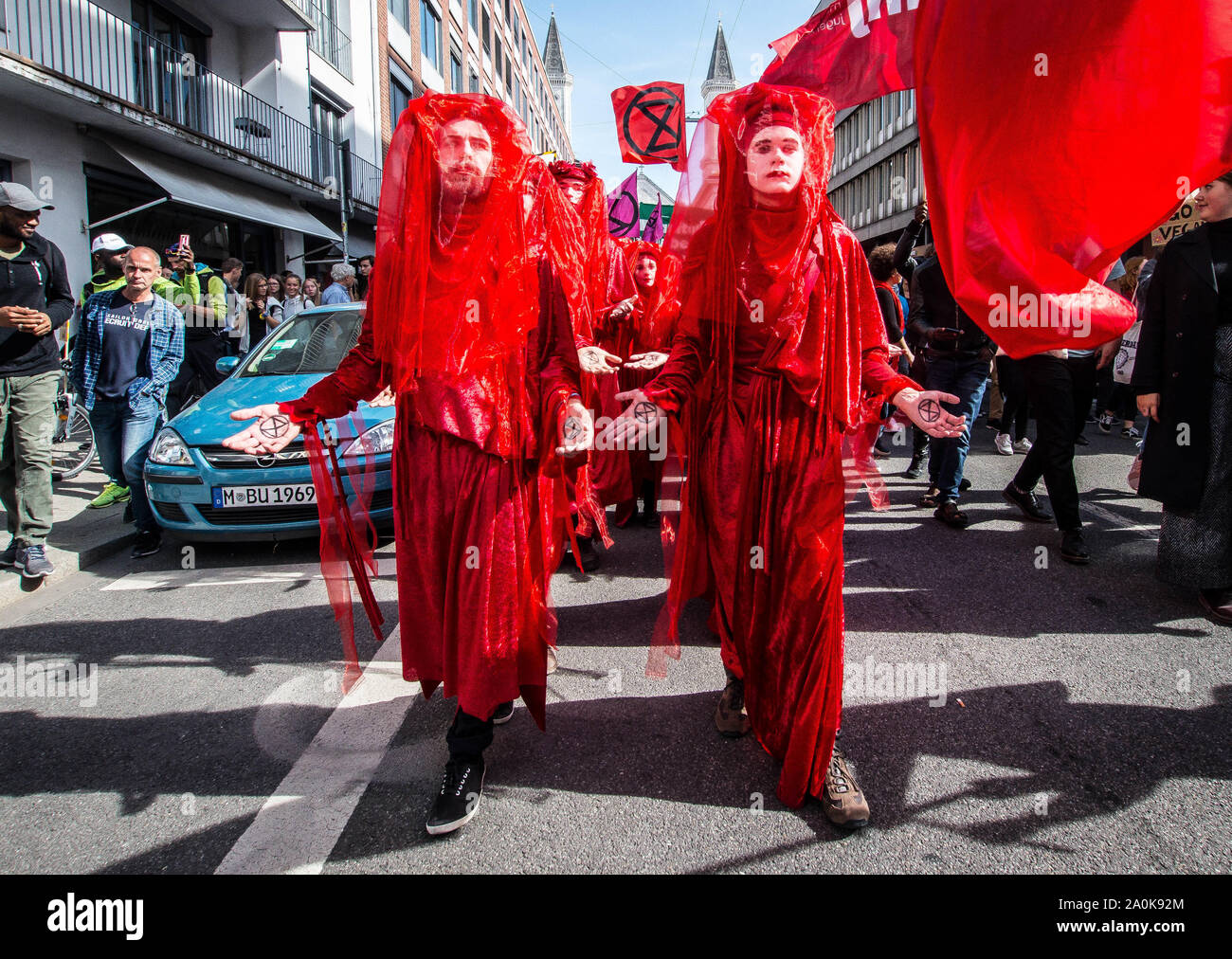 Munich, Bavière, Allemagne. Sep 20, 2019. Les membres de la rébellion de l'extinction de groupe d'activiste qui s'est tenue d'effectuer des démonstrations d'art pendant la grève du climat mondial à Munich, Allemagne. Se joindre à des centaines d'autres villes dans le monde, plus de 40 000 assemblées à Koenigsplatz à Munich, Allemagne pour exiger la justice climatique avant qu'il ne soit trop tard. A commencé par le Greta Thunberg, le vendredi pour mouvement futur est devenu un phénomène mondial, avec les jeunes et les jeunes adultes qui démontre chaque semaine pour faire pression sur les politiciens de prendre des mesures pour sauver la planète avant que le dommage est irréversible. Être des scientifiques Banque D'Images