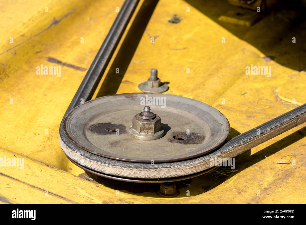 Libre de tondeuse à gazon, la poulie de la courroie d'entraînement, et le  raccord de graissage. L'équipement de pelouse concept d'entretien et de  réparation Photo Stock - Alamy