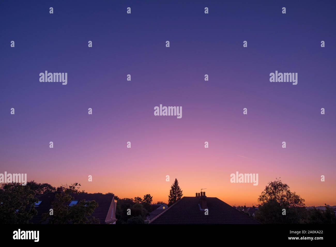 Wimbledon, Londres, Royaume-Uni. 20 septembre 2019. De couleur pourpre skyglow après le coucher du soleil du bleu profond à l'orange au-dessus de toits en silhouette, la couleur pourpre la suite de l'émission de fines particules volcaniques dans la stratosphère d'Ulawan volcan, Guinée, et Raikoke dans les îles Kouriles, au nord-ouest de l'océan Pacifique. Credit : Malcolm Park/Alamy Live News. Banque D'Images