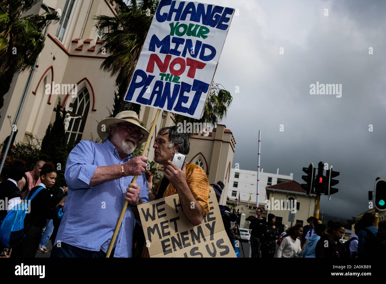 Baby-boomers inscrivez-vous la grève du climat mondial inspiré par Greta activiste Thunberg au Cap admettre leur culpabilité. "Nous avons rencontré l'ennemi. C'est nous. Banque D'Images